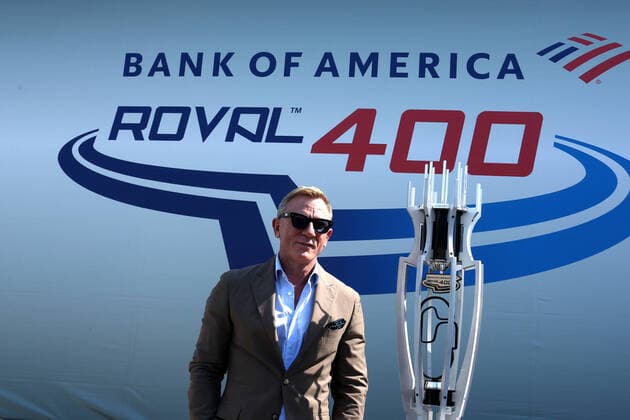 Bilder des Jahres 2021, Sport 10 Oktober Sport Themen der Woche KW40 Sport Bilder des Tages CHARLOTTE, NC - OCTOBER 10: English actor Daniel Craig of James Bond 007 fame prior to the running of the Bank of America ROVAL 400 NASCAR, Motorsport, USA Cup Series race on October 10, 2021 at Charlotte Motor Speedway in Concord, N.C. (Photo by Jeff Robinson Icon Sportswire) AUTO: OCT 10 NASCAR Cup Series Playoff - Bank of America ROVAL Icon2110101484400