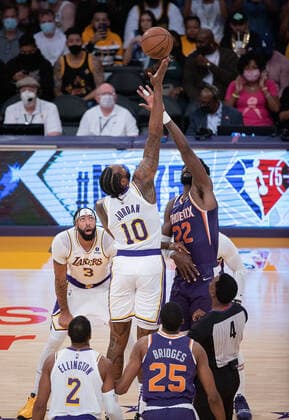 October 10, 2021, Los Angeles, California, USA: DeAndre Jordan 10 of the Los Angeles Lakers and Deandre Ayton 22 of the Phoenix Suns start the game with a jump ball during their pre-season NBA, Basketball Herren, USA game on Sunday October 10, 2021 at the Staples Center in Los Angeles, California. PI Los Angeles USA - ZUMAp124 20211010_zaa_p124_003 Copyright: xJAVIERxROJASx
