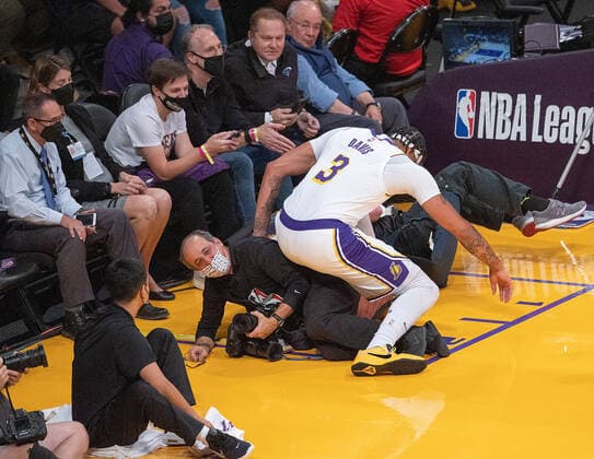 Sport Themen der Woche KW40 Sport Bilder des Tages October 10, 2021, Los Angeles, California, USA: Anthony Davis 3 of the Los Angeles Lakers falls on top of NBA, Basketball Herren, USA photographer, Andy Bernstein during their pre-season NBA game with the Phoenix Suns on Sunday October 10, 2021 at the Staples Center in Los Angeles, California. PI Los Angeles USA - ZUMAp124 20211010_zaa_p124_005 Copyright: xJAVIERxROJASx