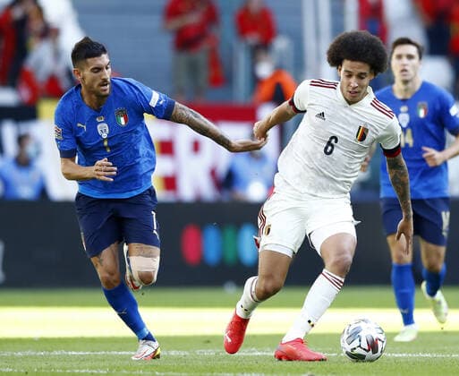 Sport Bilder des Tages (211011) -- TURIN, Oct. 11, 2021 -- Italy s Lorenzo Pellegrini (L) vies with Belgium s Axel Witsel during the UEFA Nations League third place play-off match between Italy and Belgium in Turin, Italy, Oct. 10, 2021. (Str Xinhua) (SP)ITALY-TURIN-FOOTBALL-UEFA NATIONS LEAGUE-ITALY VS BELGIUM JinxMamengnitonglian 