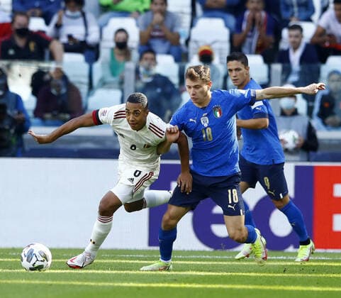(211011) -- TURIN, Oct. 11, 2021 -- Italy s Nicol Barella (R) vies with Belgium s Youri Tielemans during the UEFA Nations League third place play-off match between Italy and Belgium in Turin, Italy, Oct. 10, 2021. (Str Xinhua) (SP)ITALY-TURIN-FOOTBALL-UEFA NATIONS LEAGUE-ITALY VS BELGIUM JinxMamengnitonglian 