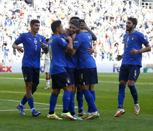 (211011) -- TURIN, Oct. 11, 2021 -- Italy s Domenico Berardi (Front) celebrates his goal with teammates during the UEFA Nations League third place play-off match between Italy and Belgium in Turin, Italy, Oct. 10, 2021. (Str Xinhua) (SP)ITALY-TURIN-FOOTBALL-UEFA NATIONS LEAGUE-ITALY VS BELGIUM JinxMamengnitonglian 