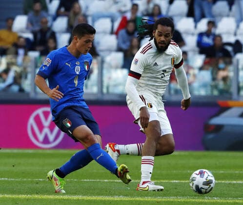 (211011) -- TURIN, Oct. 11, 2021 -- Italy s Giacomo Raspadori (L) vies with Belgium s Jason Denayer during the UEFA Nations League third place play-off match between Italy and Belgium in Turin, Italy, Oct. 10, 2021. (Str Xinhua) (SP)ITALY-TURIN-FOOTBALL-UEFA NATIONS LEAGUE-ITALY VS BELGIUM JinxMamengnitonglian 