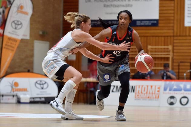 Basketball DBBL 04 Matchday GiroLive Panthers Osnabrück Owner Angels Noerdlingen on 10 10 2021 at the OSC Hall in Osnabrück Asha Thomas Noerdlingen in a duel against Samantha Fuehring Osnabrueck MT