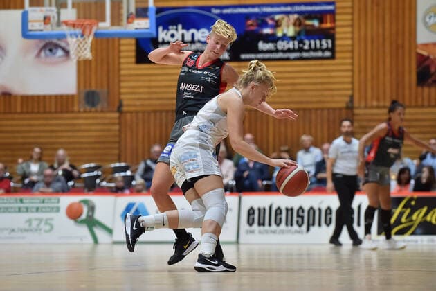 Basketball DBBL 04 Matchday GiroLive Panthers Osnabrück Owner Angels Noerdlingen on 10 10 2021 in the OSC Hall in Osnabrück Elina Koskimies Noerdlingen in a duel against Emma Eichmeyer Osnabrueck MT