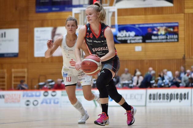 Basketball DBBL 04 Matchday GiroLive Panthers Osnabrück Owner Angels Noerdlingen on 10 10 2021 in the OSC Hall in Osnabrueck Bianca Helmig Noerdlingen in a duel against Jenny Strozyk Osnabrueck MT