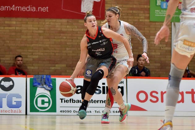 Basketball DBBL 04 Matchday GiroLive Panthers Osnabrück Owner Angels Noerdlingen on 10 10 2021 in the OSC Hall in Osnabrück Sami Hill Noerdlingen in a duel against Samantha Fuehring Osnabrueck MT