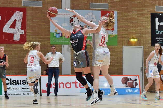 Basketball DBBL 04 Matchday GiroLive Panthers Osnabrück Owner Angels Noerdlingen on 10 10 2021 in the OSC Hall in Osnabrück Sami Hill Noerdlingen in a duel against Frieda Bühner Buehner Osnabrueck MT