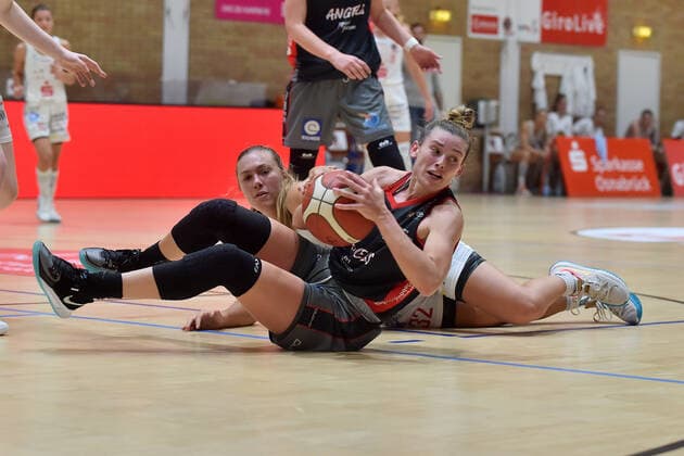 Basketball DBBL 04 Matchday GiroLive Panthers Osnabrück Owner Angels Noerdlingen on 10 10 2021 in the OSC Hall in Osnabrück Eva Rupnik Noerdlingen in a duel against Jill Townsend Osnabrueck MT
