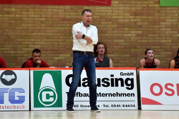 Basketball DBBL 04 matchday GiroLive Panthers Osnabrück owner Angels Noerdlingen on 10 10 2021 in the OSC Hall in Osnabrück coach Ajtony Imreh Noerdlingen gives loud instructions MT