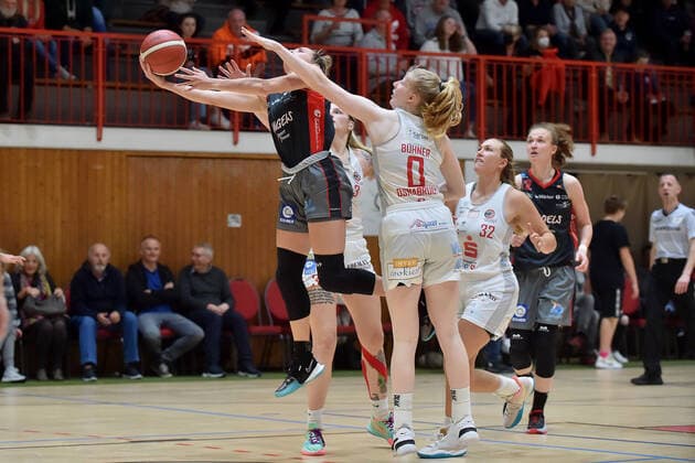 Basketball DBBL 04 Matchday GiroLive Panthers Osnabrück Owner Angels Noerdlingen on 10 10 2021 in the OSC Hall in Osnabrück Sami Hill Noerdlingen in a duel against Frieda Bühner Buehner Osnabrueck MT