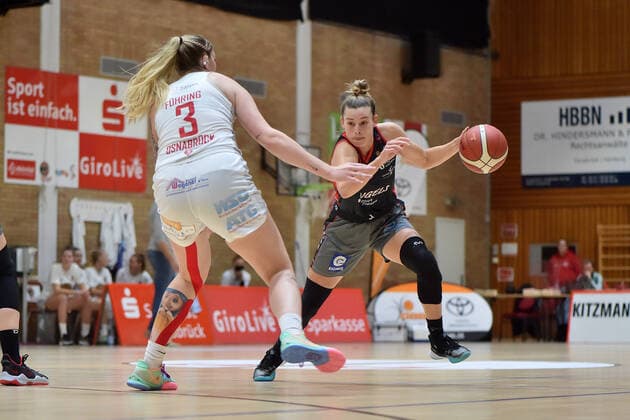 Basketball DBBL 04 Matchday GiroLive Panthers Osnabrück Owner Angels Noerdlingen on 10 10 2021 in the OSC Hall in Osnabrück Sami Hill Noerdlingen in a duel against Samantha Fuehring Osnabrueck MT