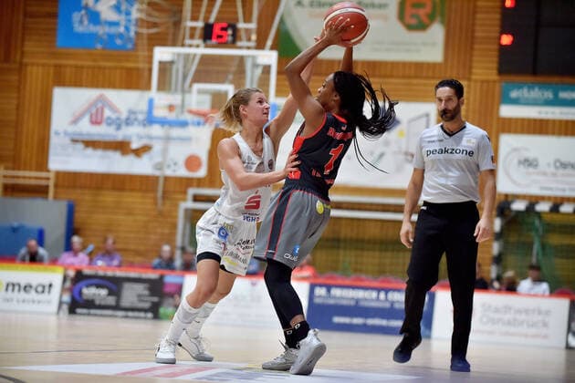 Basketball DBBL 04 Matchday GiroLive Panthers Osnabrück Owner Angels Noerdlingen on 10 10 2021 in the OSC Hall in Osnabrück Asha Thomas Noerdlingen in a duel against Jenny Strozyk Osnabrueck MT