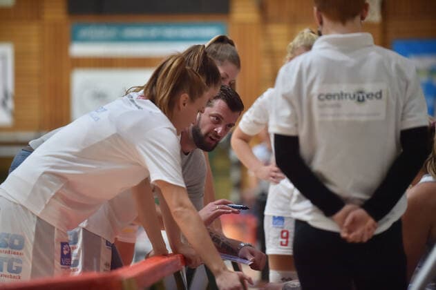 Basketball DBBL 04 Matchday GiroLive Panthers Osnabrück Owner Angels Noerdlingen on 10 10 2021 in the OSC Hall in Osnabrueck Coach Aleksandar Cuic Osnabrueck MT