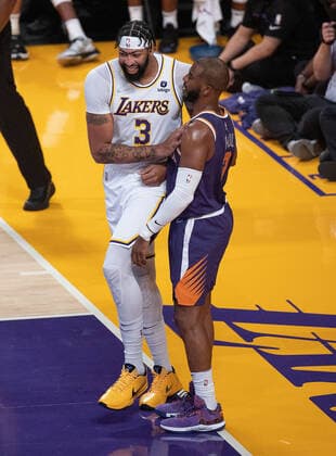 October 10, 2021, Los Angeles, California, USA: Anthony Davis 3 of the Los Angeles Lakers chats briefly with Chris Paul 3 of the Phoenix Suns during their pre-season NBA, Basketball Herren, USA game on Sunday October 10, 2021 at the Staples Center in Los Angeles, California. Lakers lose to Suns, 123-94. PI Los Angeles USA - ZUMAp124 20211010_zaa_p124_014 Copyright: xJAVIERxROJASx
