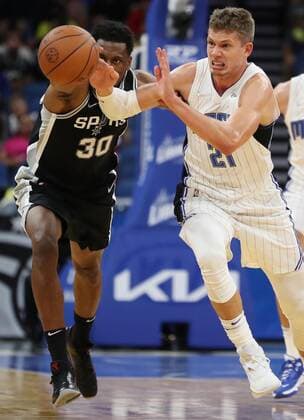 October 10, 2021, Orlando, FL, USA: Orlando Magic center Moritz Wagner (21) and San Antonio Spurs forward Thaddeus Young (30) chase the ball during a preseason game at the Amway Center on Sunday, Oct. 10, 2021 in Orlando, Florida. San Antonio won the game 101-100. Orlando USA - ZUMAm67_ 0138145990st Copyright: xStephenxM.xDowellx