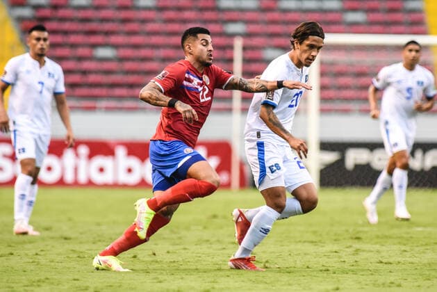 SAN JOSE, Costa Rica: Ronald Matarrita (L) and Enrico Duenas (R) in action during the 2-1 Costa Rica victory over El Salvador in the Concacaf FIFA World Cup, WM, Weltmeisterschaft, Fussball Qualifiers on October 10, 2021, in San Jose, Costa Rica. San Jose San Jose Costa Rica Copyright: xJosexCamposxRojasx 0138179228st