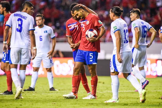 SAN JOSE, Costa Rica: Celso Borges before shooting a penalty kick and score Costa Rica second goal during the 2-1 Costa Rica victory over El Salvador in the Concacaf FIFA World Cup, WM, Weltmeisterschaft, Fussball Qualifiers on October 10, 2021, in San Jose, Costa Rica. San Jose San Jose Costa Rica Copyright: xJosexCamposxRojasx 0138179397st
