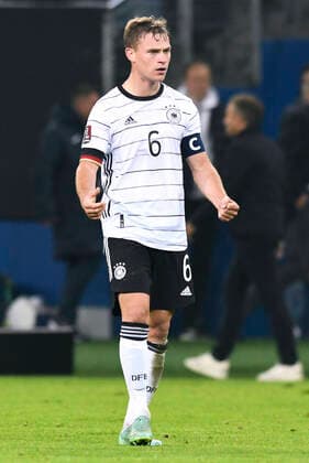 Football, Men, Germany, National Team World Cup Qualification, Group J, Volksparkstadion Hamburg Germany white Romania yellow 2 1 final cheer Joshua Kimmich GER jubilation, joy, action DFB REGULATIONS PROHIBIT ANY USE OF PHOTOGRAPHS AS IMAGE SEQUENCES AND OR QUASI VIDEO