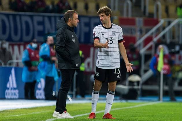 Hans Dieter Hansi Flick Germany, national coach talks to Thomas Mueller Germany 13 , MKD, North Macedonia vs Germany, 11 10 2021, World Cup Quali Europe, Group J, Season 2021 2022 DFB REGULATES PROHIBIT ANY USE OF PHOTOGRAPHS AS IMAGE SEQUENCES AND OR QUASI VIDEO MKD, North Macedonia vs Germany, 11 10 2021, World Cup Quali Europe, Group J, Season 2021 2022 Skopje Copyright: xEIBNER NikolaxKrsticx EP_EER