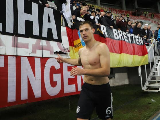 Football, men, 2021 22 season, World Cup qualifying group J, matchday 8 in Skopje, North Macedonia Germany, Joshua Kimmich Germany with the fans, cheering after the final whistle, 11 10 2021, Copyright: xAleksandarxDjorovicx xMatthiasxKochx