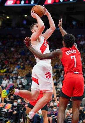 October 11, 2021, Toronto, on, Canada: Toronto Raptors guard Svi Mykhailiuk (14) shoots against Houston Rockets guard Armoni Brooks (7) during first half NBA, Basketball Herren, USA preseason basketball action in Toronto on Monday, Oct. 11, 2021. Canada News - October 11, 2021  - ZUMAc35_ 20211011_zaf_c35_038 Copyright: xEvanxBuhlerx