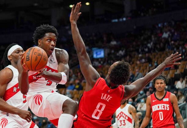 October 11, 2021, Toronto, on, Canada: Toronto Raptors forward OG Anunoby (3) is called for an offensive foul against Houston Rockets forward Jae Sean Tate (8) during first half NBA, Basketball Herren, USA preseason basketball action in Toronto on Monday, Oct. 11, 2021. Canada News - October 11, 2021  - ZUMAc35_ 20211011_zaf_c35_041 Copyright: xEvanxBuhlerx
