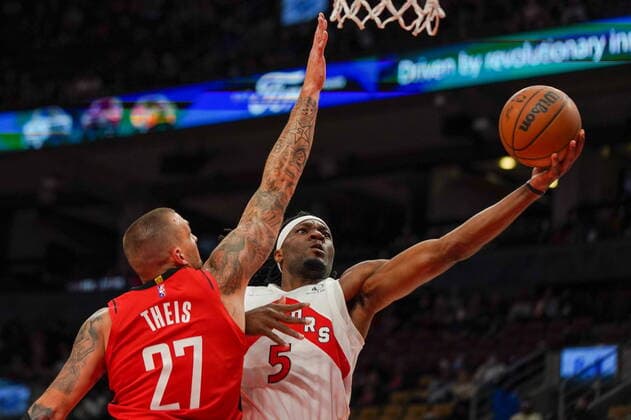 October 11, 2021, Toronto, on, Canada: Toronto Raptors forward Precious Achiuwa (5) lays up against Houston Rockets centre Daniel Theis (27) during first half NBA, Basketball Herren, USA preseason basketball action in Toronto on Monday, Oct. 11, 2021. Canada News - October 11, 2021  - ZUMAc35_ 20211011_zaf_c35_042 Copyright: xEvanxBuhlerx