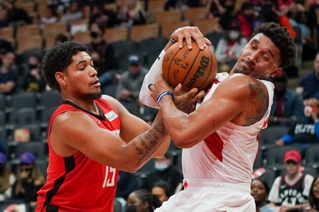 October 11, 2021, Toronto, on, Canada: Houston Rockets guard Daishen Nix (15) and Toronto Raptors forward Ishmail Wainright (12) grapple for the ball during second half NBA, Basketball Herren, USA preseason basketball action in Toronto on Monday, Oct. 11, 2021. Canada News - October 11, 2021  - ZUMAc35_ 20211011_zaf_c35_054 Copyright: xEvanxBuhlerx