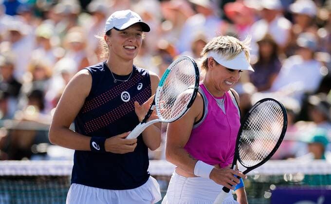 Mandatory Credit: Photo by Rob Prange Shutterstock (12524633dx) Iga Swiatek of Poland & Bethanie Mattek-Sands of the United States playing doubles at the 2021 BNP Paribas Open WTA, Tennis Damen 1000 tennis tournament BNP Paribas Open, Tennis, Day 6, Indian Wells Tennis Garden, California, USA - 11 Oct 2021 BNP Paribas Open, Tennis, Day 6, Indian Wells Tennis Garden, California, USA - 11 Oct 2021 Copyright: xRobxPrange Shutterstockx 12524633dx