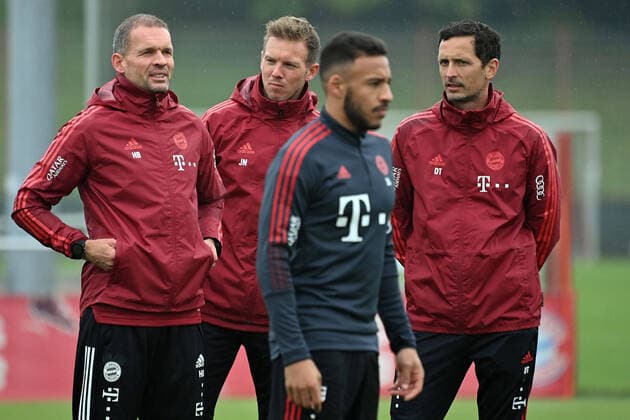 f li Holger Broich, coach Julian NAGELSMANN Bayern Muenchen ,Dino TOPPMOELLER Co Trainer FCB , front Corentin TOLISSO Bayern Muenchen FC Bayern Muenchen,Training at Saebener Strasse Football 1 Bundesliga,Season 2021 2022 on 12 10 2021