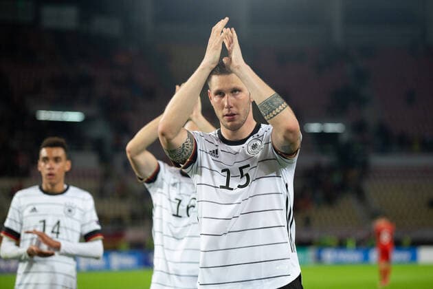 Niklas Suele Germany 15 thanks fans, MKD, North Macedonia vs Germany, 11 10 2021, World Cup Quali Europe, Group J, Season 2021 2022 DFB REGULATES PROHIBIT ANY USE OF PHOTOGRAPHS AS IMAGE SEQUENCES AND OR QUASI VIDEO MKD, North Macedonia vs Germany, 11 10 2021, World Cup Quali Europe, Group J, Season 2021 2022 Skopje Copyright: xEIBNER NikolaxKrsticx EP_EER