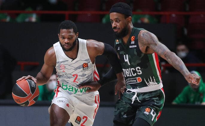 KAZAN, RUSSIA â€“ OCTOBER 12, 2021: Bayern Munich s Corey Walden (L) and UNICS Kazan s Lorenzo Brown in a 2021-22 Euroleague Regular Season Round 3 basketball match between UNICS Kazan and Bayern Munich at Kazan Basket Hall. Yegor Aleyev TASS  TS113EDD