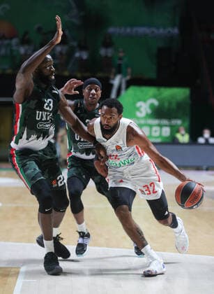 KAZAN, RUSSIA â€“ OCTOBER 12, 2021: UNICS Kazan s Tonye Jekiri and Bayern Munich s Darrun Hilliard (L-R front) in a 2021-22 Euroleague Regular Season Round 3 basketball match between UNICS Kazan and Bayern Munich at Kazan Basket Hall. Yegor Aleyev TASS  TS113EDE