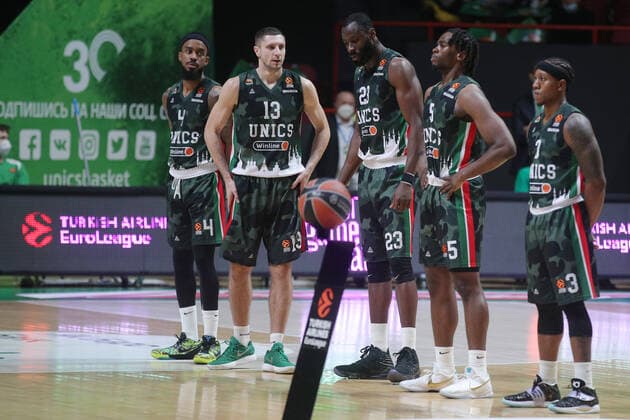 KAZAN, RUSSIA â€“ OCTOBER 12, 2021: UNICS Kazan s Lorenzo Brown, Dmitry Uzinsky, Tonye Jekiri, Jarrell Brantley and Isaiah Canaan (L-R) before a 2021-22 Euroleague Regular Season Round 3 basketball match between UNICS Kazan and Bayern Munich at Kazan Basket Hall. Yegor Aleyev TASS  TS113ED4