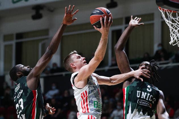 KAZAN, RUSSIA â€“ OCTOBER 12, 2021: UNICS Kazan s Tonye Jekiri (L), Jarrell Brantley (R) and Bayern Munich s Ognjen Jaramaz (C) in a 2021-22 Euroleague Regular Season Round 3 basketball match between UNICS Kazan and Bayern Munich at Kazan Basket Hall. Yegor Aleyev TASS  TS113EE8