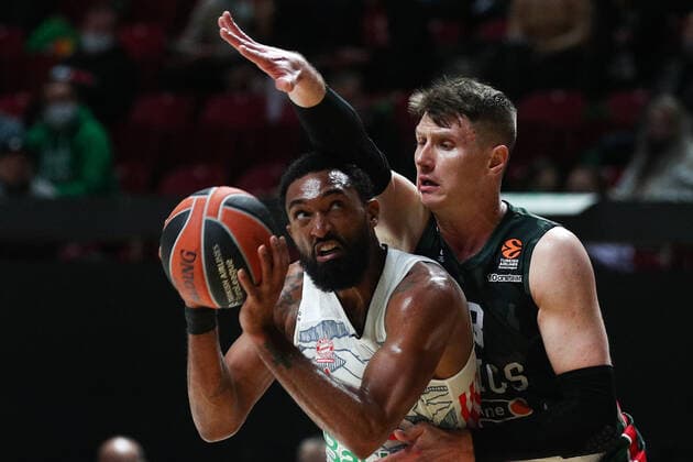 KAZAN, RUSSIA â€“ OCTOBER 12, 2021: Bayern Munich s Darrun Hilliard (front) and UNICS Kazan s Andrei Vorontsevich in a 2021-22 Euroleague Regular Season Round 3 basketball match between UNICS Kazan and Bayern Munich at Kazan Basket Hall. Yegor Aleyev TASS  TS113EE9
