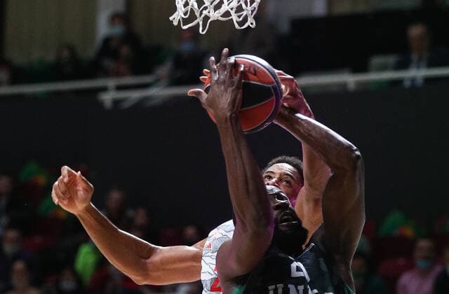 KAZAN, RUSSIA â€“ OCTOBER 12, 2021: UNICS Kazan s Tonye Jekiri (front) and Bayern Munich s Augustine Rubit in a 2021-22 Euroleague Regular Season Round 3 basketball match between UNICS Kazan and Bayern Munich at Kazan Basket Hall. Yegor Aleyev TASS  TS113EEE
