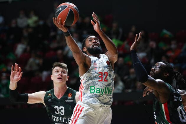 KAZAN, RUSSIA â€“ OCTOBER 12, 2021: Bayern Munich s Darrun Hilliard (C) and UNICS Kazan s Andrei Vorontsevich (L) and John Brown in a 2021-22 Euroleague Regular Season Round 3 basketball match between UNICS Kazan and Bayern Munich at Kazan Basket Hall. Yegor Aleyev TASS  TS113EEA