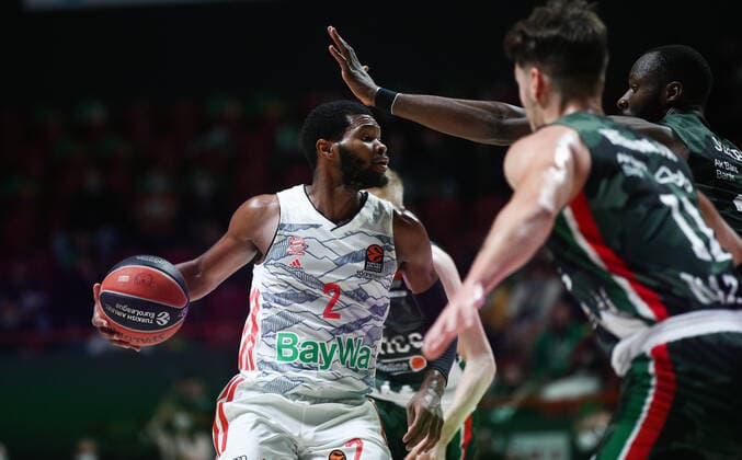 KAZAN, RUSSIA â€“ OCTOBER 12, 2021: Bayern Munich s Corey Walden (L) in a 2021-22 Euroleague Regular Season Round 3 basketball match between UNICS Kazan and Bayern Munich at Kazan Basket Hall. Yegor Aleyev TASS  TS113EEF
