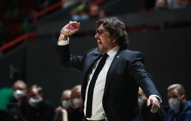 KAZAN, RUSSIA â€“ OCTOBER 12, 2021: Bayern Munich s head coach Andrea Trinchieri shouts instructions in a 2021-22 Euroleague Regular Season Round 3 basketball match between UNICS Kazan and Bayern Munich at Kazan Basket Hall. Yegor Aleyev TASS  TS113EF5
