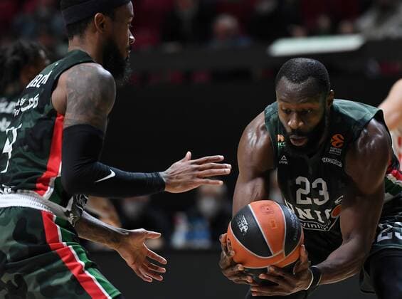 6670852 12.10.2021 UNICS Lorenzo Brown, left, and Tonye Jekiri struggle for a ball during the Euroleague Basketball regular championship match between UNICS Kazan and Bayern Munich, in Kazan, Russia s Republic of Tatarstan. Maksim Bogodvid Sputnik Russia Basketball Euroleague UNICS - Bayern  8325741de5924e51