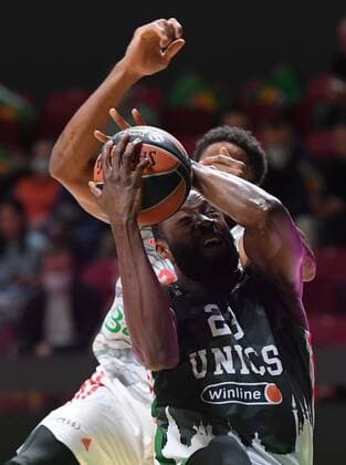 6670854 12.10.2021 UNICS Tonye Jekiri, at the foreground, and Bayern?s Augustine Rubit struggle for a ball during the Euroleague Basketball regular championship match between UNICS Kazan and Bayern Munich, in Kazan, Russia s Republic of Tatarstan. Maksim Bogodvid Sputnik Russia Basketball Euroleague UNICS - Bayern  c36874311686858e