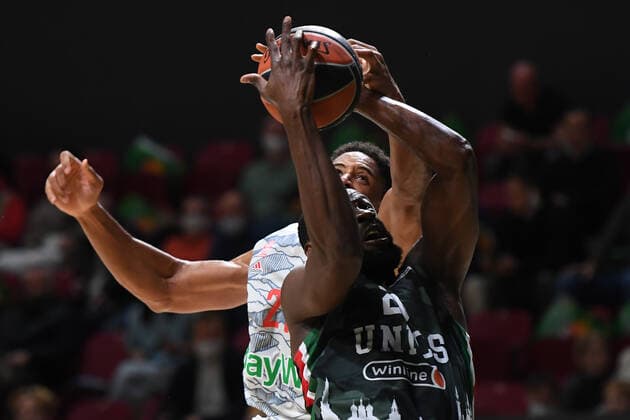 6670855 12.10.2021 UNICS Tonye Jekiri, at the foreground, and Bayern?s Augustine Rubit struggle for a ball during the Euroleague Basketball regular championship match between UNICS Kazan and Bayern Munich, in Kazan, Russia s Republic of Tatarstan. Maksim Bogodvid Sputnik Russia Basketball Euroleague UNICS - Bayern  cecdcc8fa94d1c42