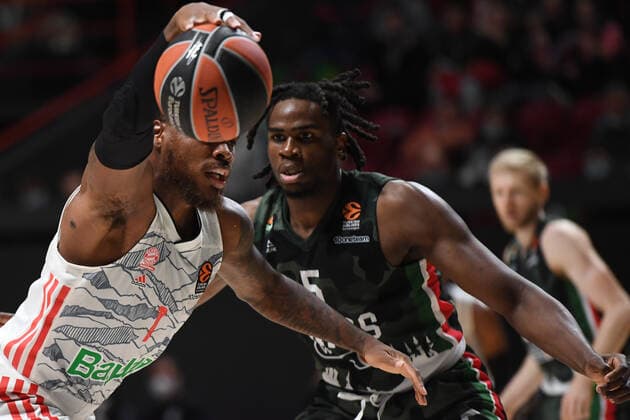 6670858 12.10.2021 UNICS Jarrell Brantley, right, and Bayern?s Deshaun Thomas struggle for a ball during the Euroleague Basketball regular championship match between UNICS Kazan and Bayern Munich, in Kazan, Russia s Republic of Tatarstan. Maksim Bogodvid Sputnik Russia Basketball Euroleague UNICS - Bayern  267eb453c83c1404