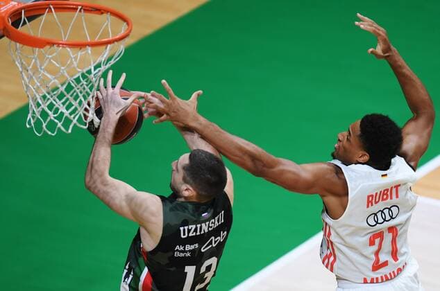 6670863 12.10.2021 UNICS Dmitrii Uzinskii, left, tries to score against Bayern?s Augustine Rubit during the Euroleague Basketball regular championship match between UNICS Kazan and Bayern Munich, in Kazan, Russia s Republic of Tatarstan. Maksim Bogodvid Sputnik Russia Basketball Euroleague UNICS - Bayern  f9069e6ab96cd57c
