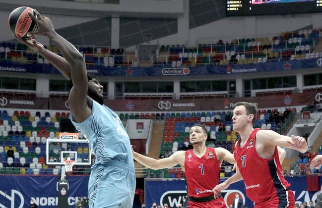 MOSCOW, RUSSIA â€“ OCTOBER 12, 2021: BC CSKA Moscow s Johannes Voigtmann, Gabriel Lundberg try to block BC Zenit St Petersburg s Alex Poythress (R-L) in their 2021 22 Euroleague Regular Season Round 3 basketball match, at the Megasport Arena. Alexander Shcherbak TASS  TS113EF9