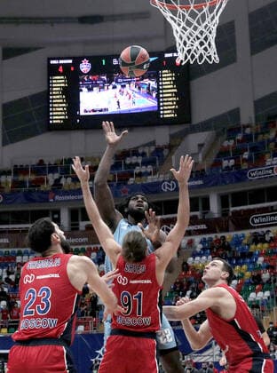 MOSCOW, RUSSIA â€“ OCTOBER 12, 2021: BC CSKA Moscow s Tornike Shengelia, Alexei Shved, Johannes Voigtmann (L-R front) try to block BC Zenit St Petersburg s Alex Poythress (back) in their 2021 22 Euroleague Regular Season Round 3 basketball match, at the Megasport Arena. Alexander Shcherbak TASS  TS113EFA