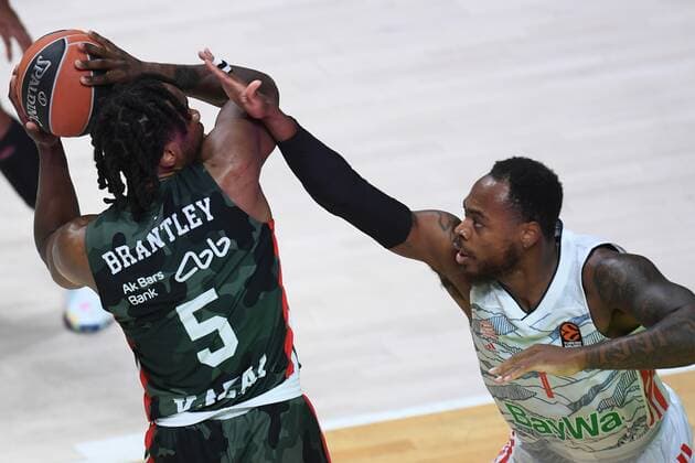 6670867 12.10.2021 UNICS Jarrell Brantley, left, and Bayern?s Deshaun Thomas struggle for a ball during the Euroleague Basketball regular championship match between UNICS Kazan and Bayern Munich, in Kazan, Russia s Republic of Tatarstan. Maksim Bogodvid Sputnik Russia Basketball Euroleague UNICS - Bayern  3fa0de5c2a43d921