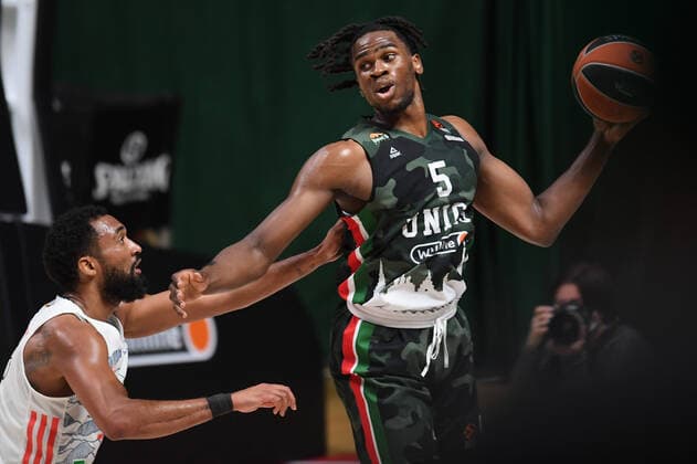 6670870 12.10.2021 UNICS Jarrell Brantley, right, controls a ball during the Euroleague Basketball regular championship match between UNICS Kazan and Bayern Munich, in Kazan, Russia s Republic of Tatarstan. Maksim Bogodvid Sputnik Russia Basketball Euroleague UNICS - Bayern  29a49106da1827d1